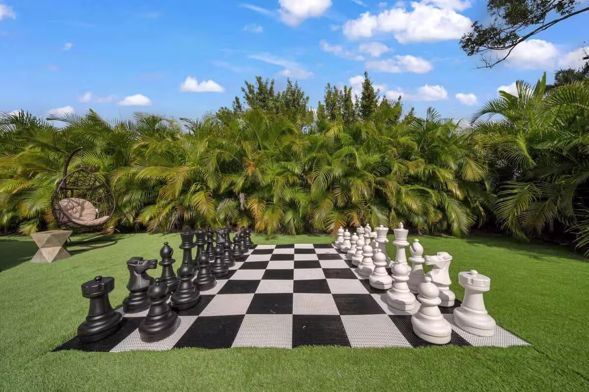 Giant Chess