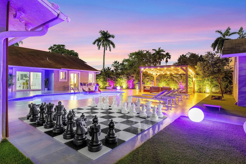 Villa Serena Miami: 9 Bedrooms, Sleeps 20, Heated Pool