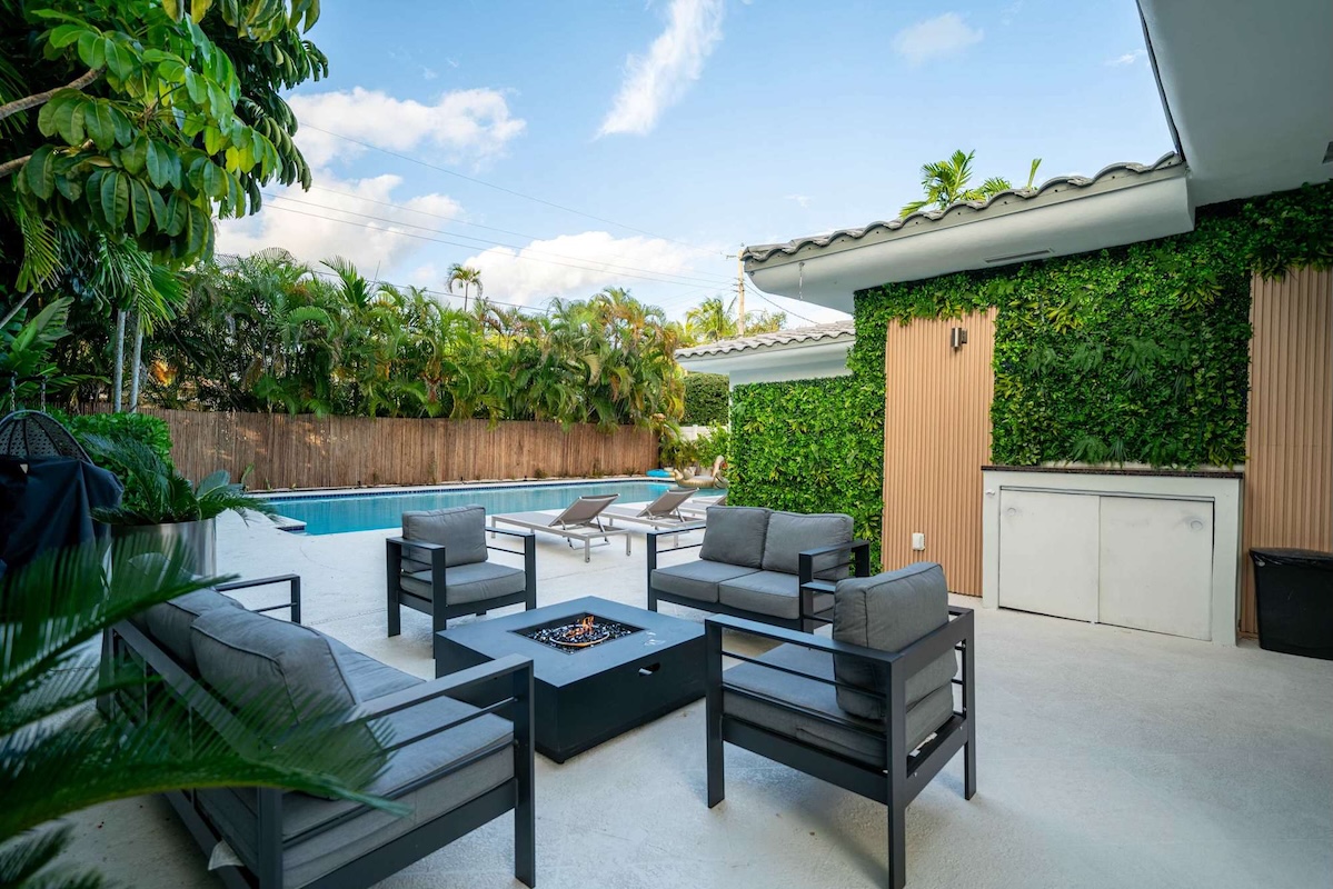 Villa Paradiso Miami: 5 Bedrooms, Sleeps 14, Pool