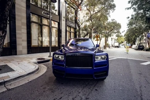 Rolls Royce Cullinan (blue)