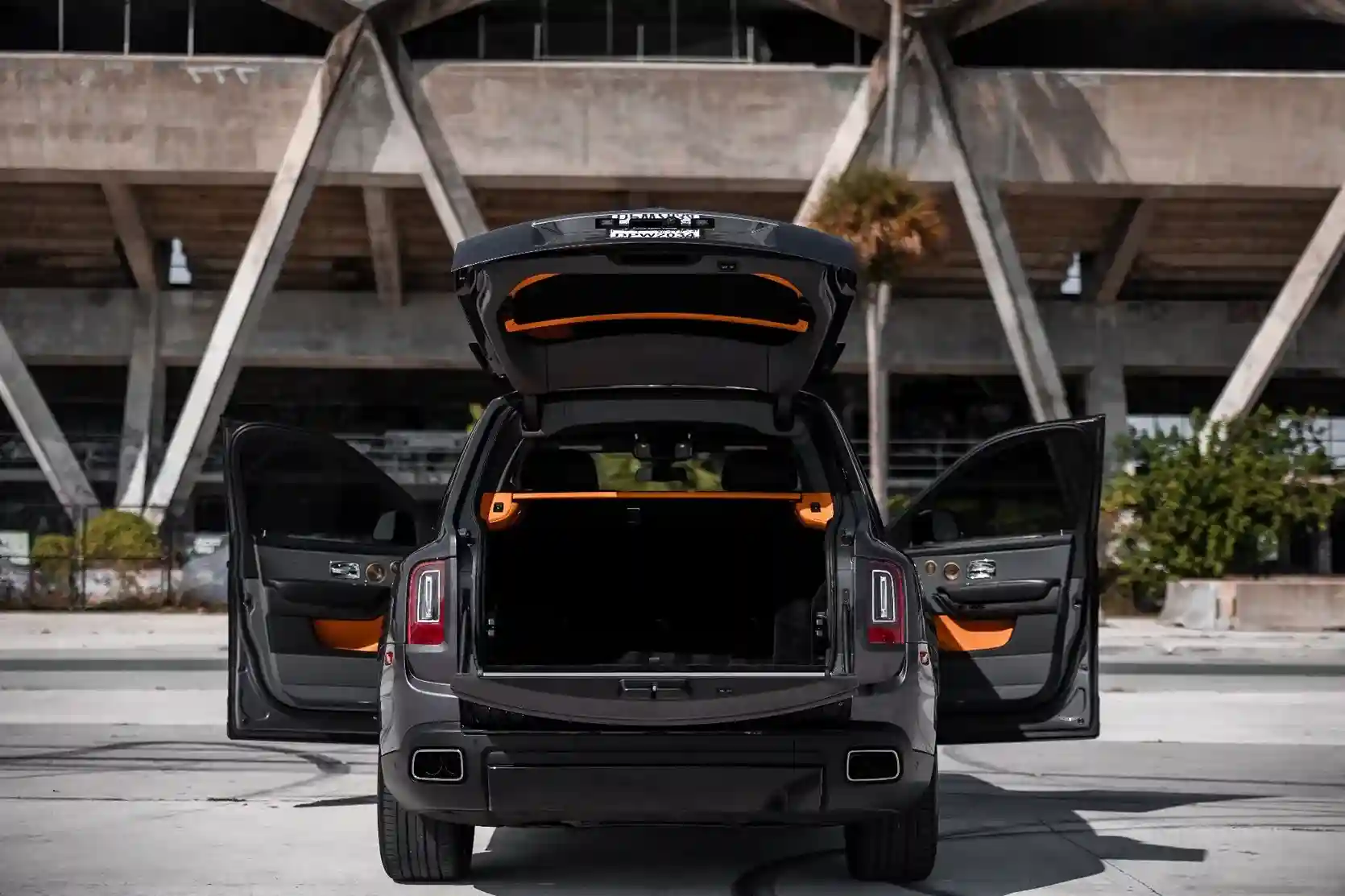 Rolls Royce Cullinan (Gray)